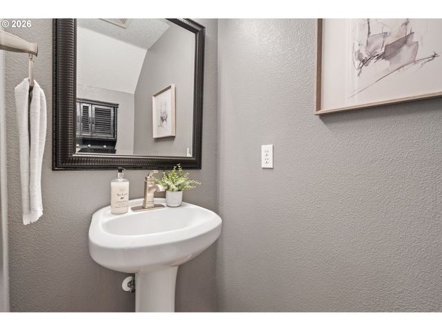 9222 N CHARLESTON Ave, Portland, OR 97203