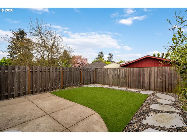 9222 N CHARLESTON Ave, Portland, OR 97203