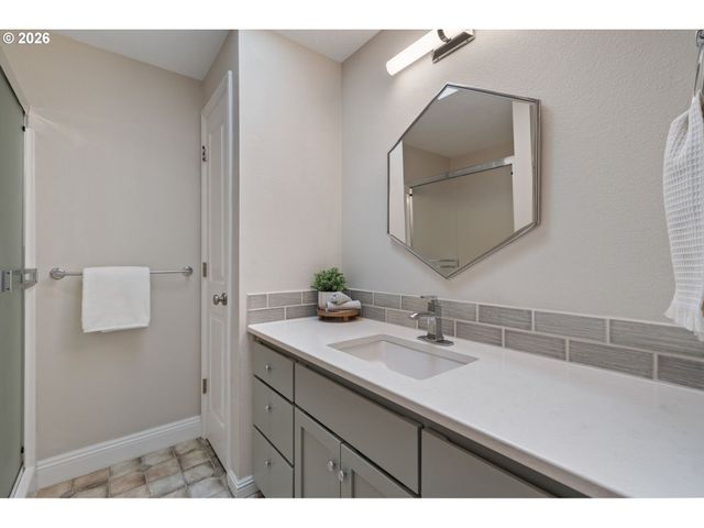 9222 N CHARLESTON Ave, Portland, OR 97203