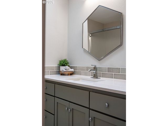 9222 N CHARLESTON Ave, Portland, OR 97203