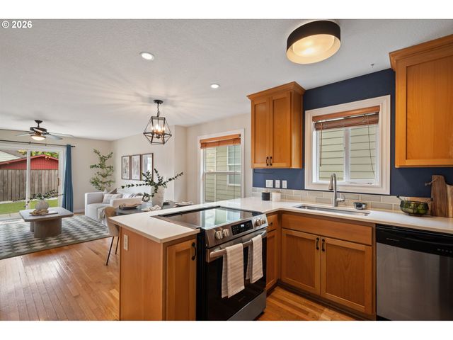 9222 N CHARLESTON Ave, Portland, OR 97203