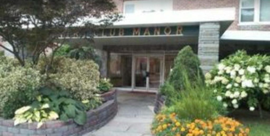 250 W Merrick Road 2M, Freeport, NY 11520