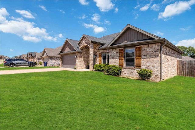 1749 Charismatic Drive, Prairie Grove, AR 72753