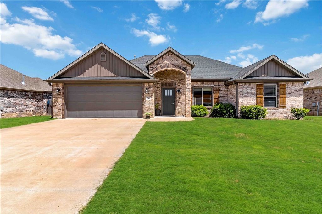 1749 Charismatic Drive, Prairie Grove, AR 72753