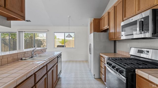 954 Iron Dr, Vacaville, CA 95687