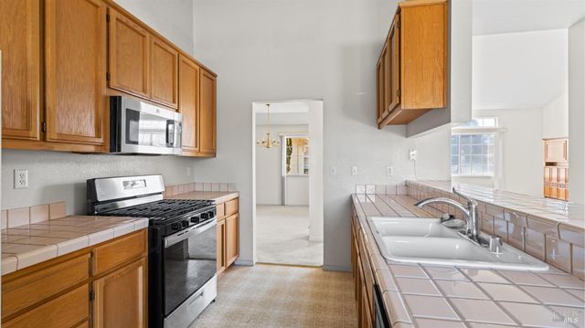 954 Iron Dr, Vacaville, CA 95687