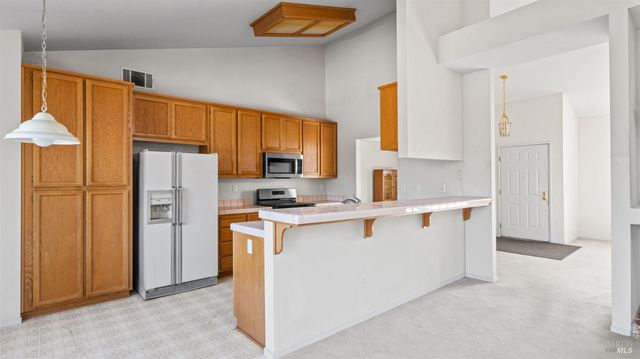 954 Iron Dr, Vacaville, CA 95687