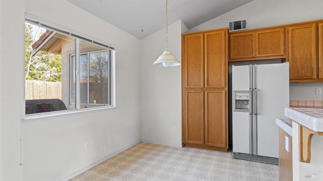 954 Iron Dr, Vacaville, CA 95687