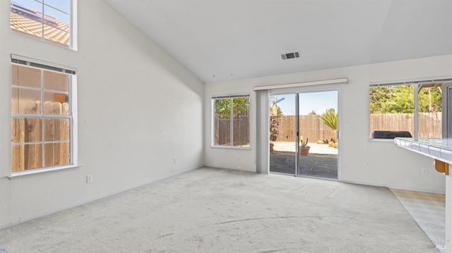 954 Iron Dr, Vacaville, CA 95687