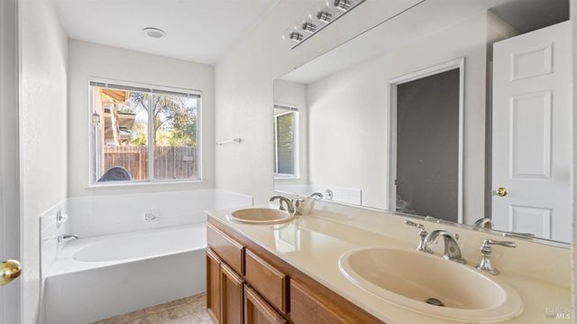 954 Iron Dr, Vacaville, CA 95687