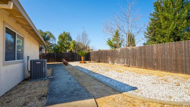 954 Iron Dr, Vacaville, CA 95687