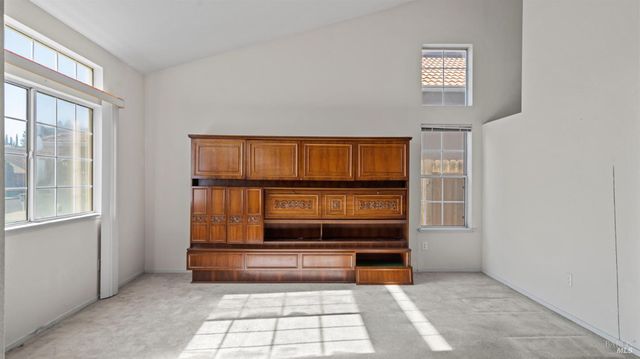 954 Iron Dr, Vacaville, CA 95687