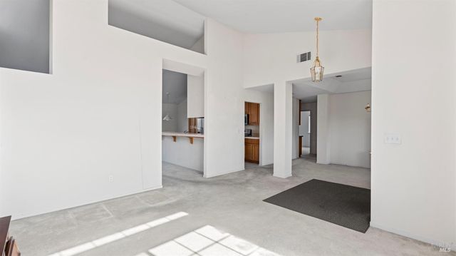 954 Iron Dr, Vacaville, CA 95687