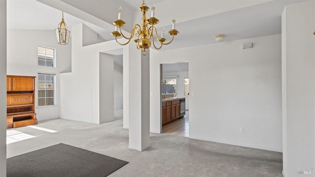 954 Iron Dr, Vacaville, CA 95687