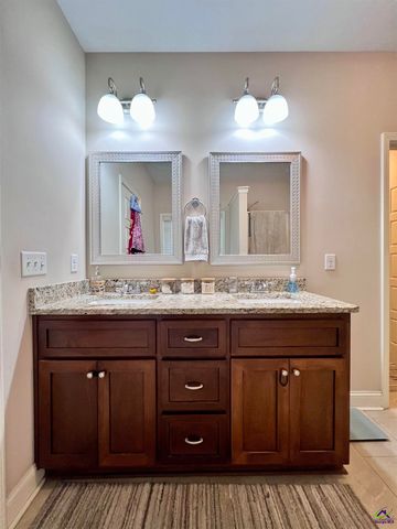 100 McEwen Court, Perry, GA 31069