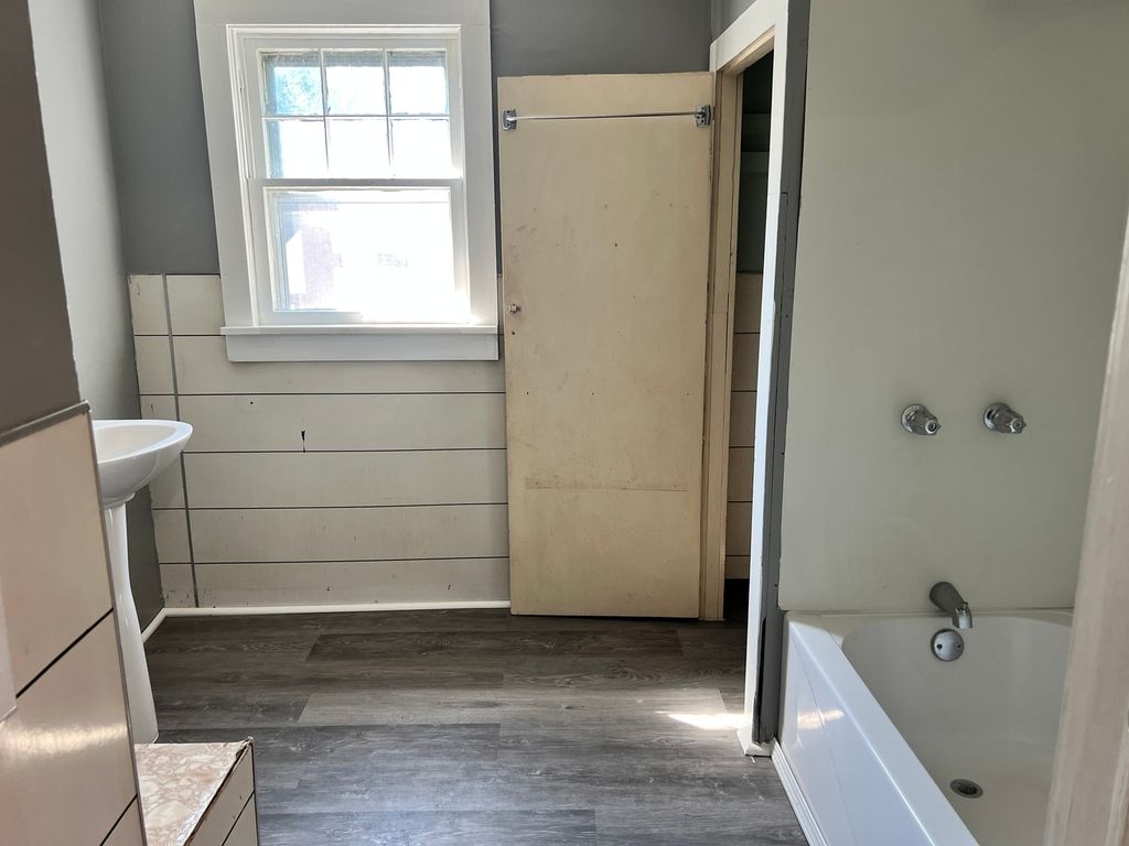 Image 14 of property listing at 605 S 24th Street, Mt Vernon, IL 62864