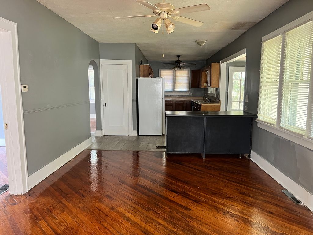 Image 6 of property listing at 605 S 24th Street, Mt Vernon, IL 62864