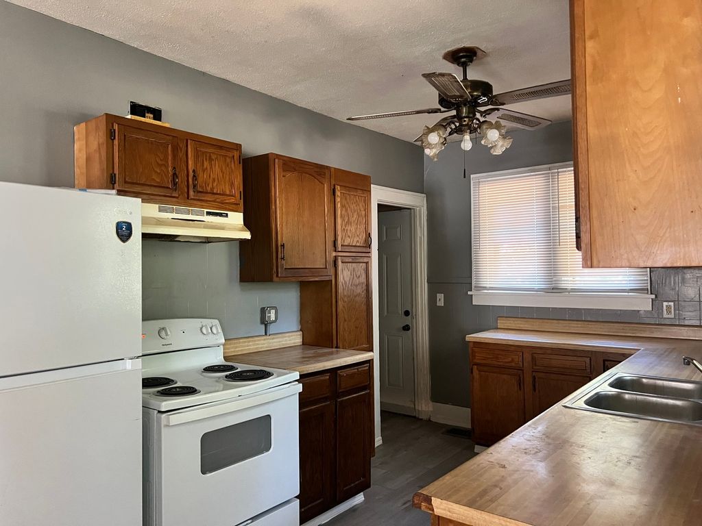 Image 9 of property listing at 605 S 24th Street, Mt Vernon, IL 62864