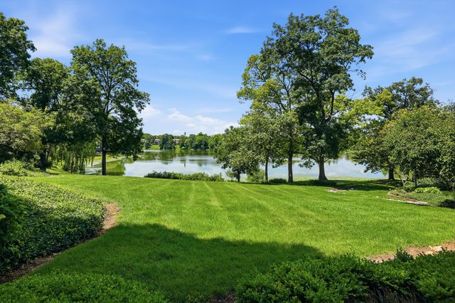 640 Old Barn Road C, Lake Barrington, IL 60010