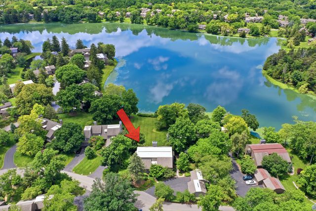 640 Old Barn Road C, Lake Barrington, IL 60010