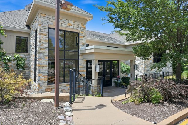640 Old Barn Road C, Lake Barrington, IL 60010