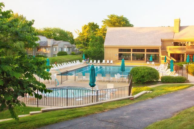 640 Old Barn Road C, Lake Barrington, IL 60010
