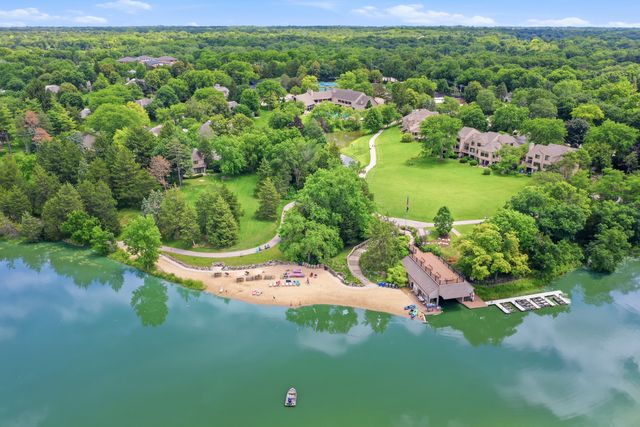 640 Old Barn Road C, Lake Barrington, IL 60010