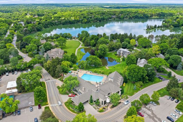 640 Old Barn Road C, Lake Barrington, IL 60010