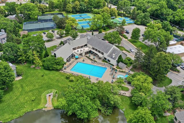 640 Old Barn Road C, Lake Barrington, IL 60010