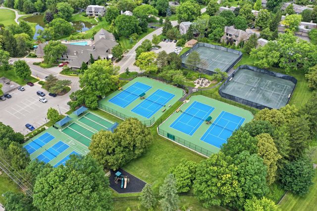 640 Old Barn Road C, Lake Barrington, IL 60010