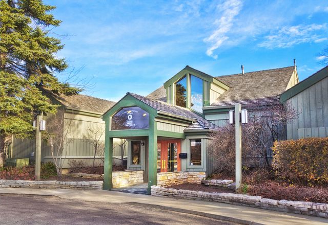 640 Old Barn Road C, Lake Barrington, IL 60010