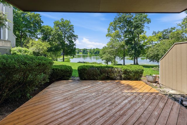 640 Old Barn Road C, Lake Barrington, IL 60010