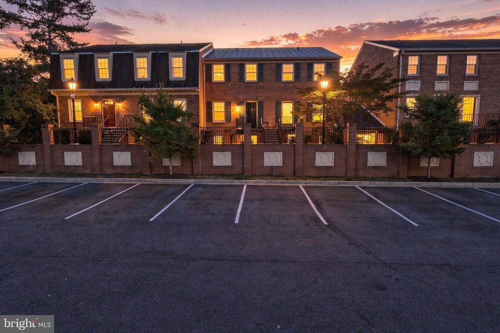 Image 3 of property listing at 1608 BELMONT ST NW #C, Washington, DC 20009