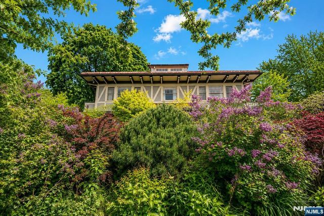 384 Anderson Street, Hackensack, NJ 07601