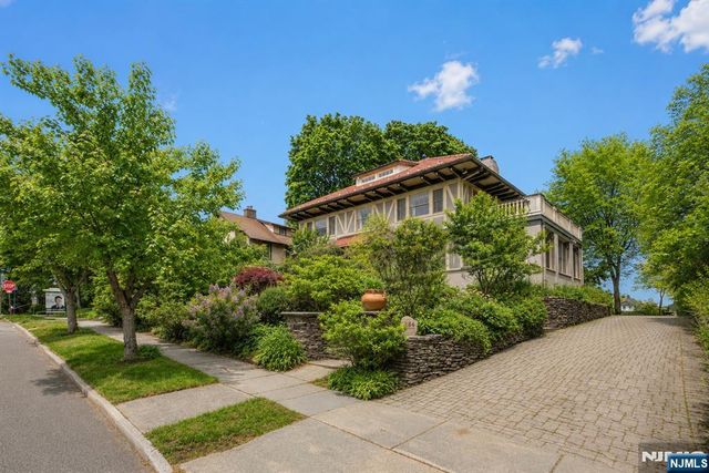 384 Anderson Street, Hackensack, NJ 07601
