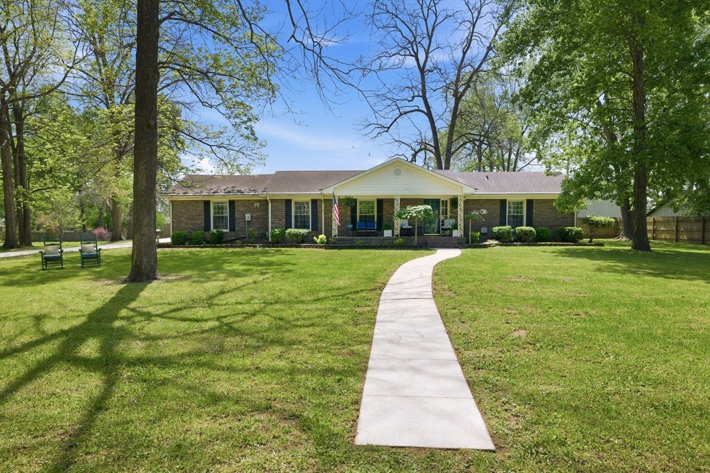 100 April Ln, Shelbyville, TN 37160