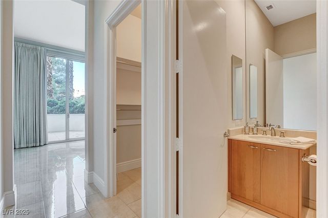 2877 Paradise Road 104, Las Vegas, NV 89109