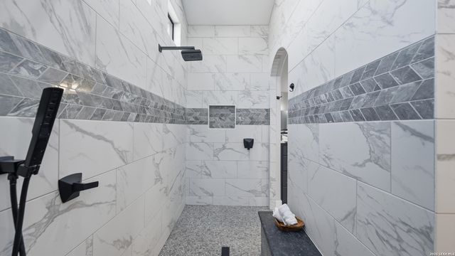 2587 Falling Oak, Blanco, TX 78606