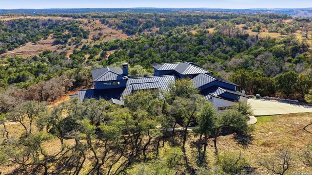 2587 Falling Oak, Blanco, TX 78606