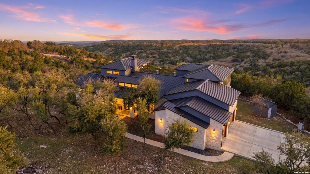 2587 Falling Oak, Blanco, TX 78606