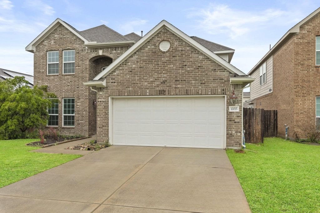 10015 Chase Court, Baytown, TX 77521