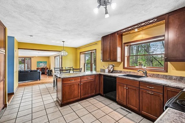20 Crestwood Rd, North Reading, MA 01864