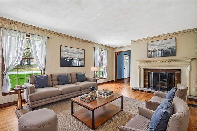 20 Crestwood Rd, North Reading, MA 01864