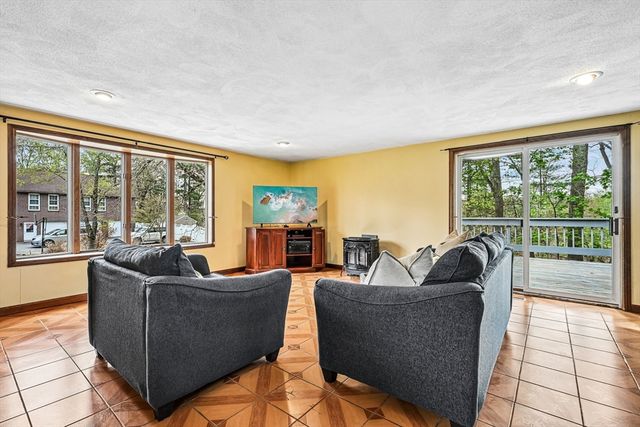 20 Crestwood Rd, North Reading, MA 01864