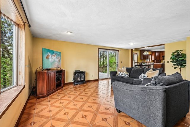 20 Crestwood Rd, North Reading, MA 01864
