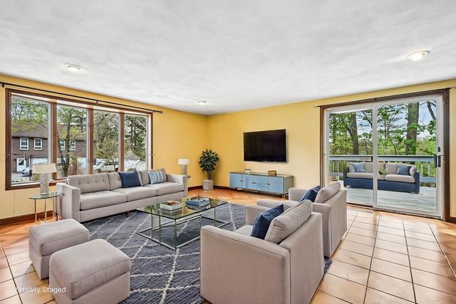 20 Crestwood Rd, North Reading, MA 01864