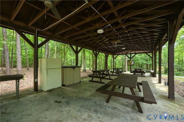 126 Hickory Ln, Bumpass, VA 23024