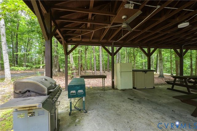 126 Hickory Ln, Bumpass, VA 23024