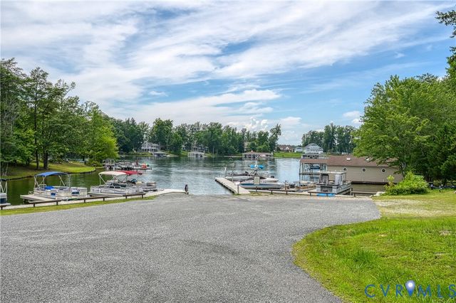 126 Hickory Ln, Bumpass, VA 23024