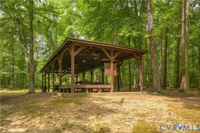 126 Hickory Ln, Bumpass, VA 23024